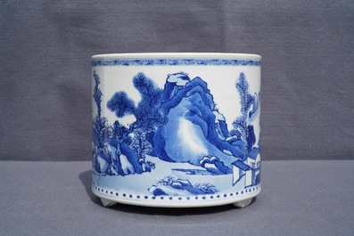 Een grote Chinese blauwwitte wierookbrander met figuren in een landschap, Kangxi